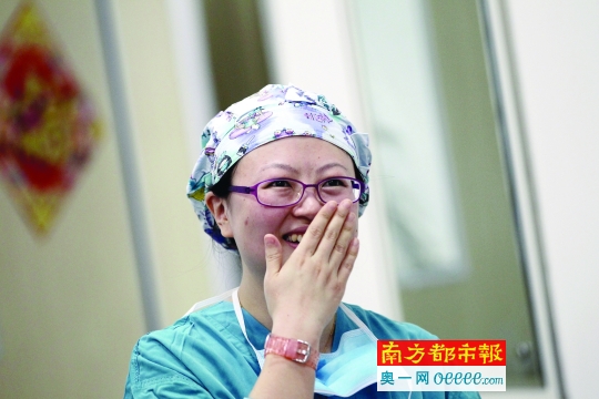 深圳地铁救人的蓝衣女医生找到了 回应:只是本