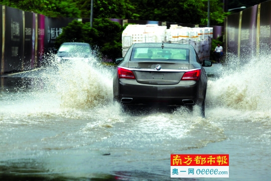暴雨下的广州:暨大没成威尼斯 地铁站遭水浸