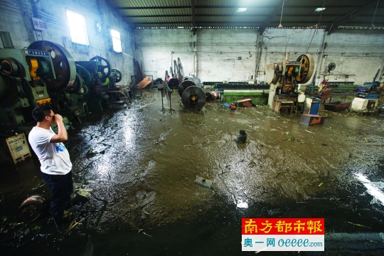 暴雨下的广州:暨大没成威尼斯 地铁站遭水浸