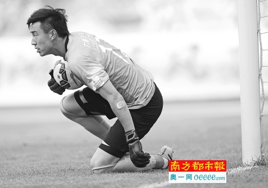 中超本轮最奇葩进球:门将淡定喝水目送破门_文