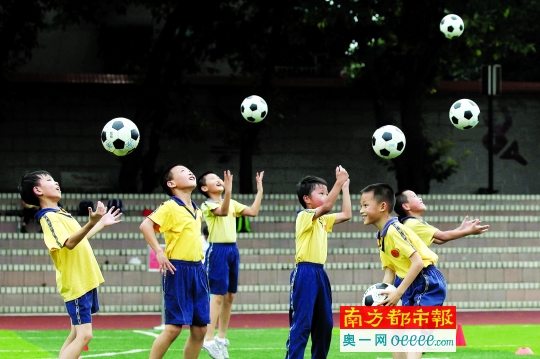 广州今秋开设特定年级足球课 考虑引进退役球