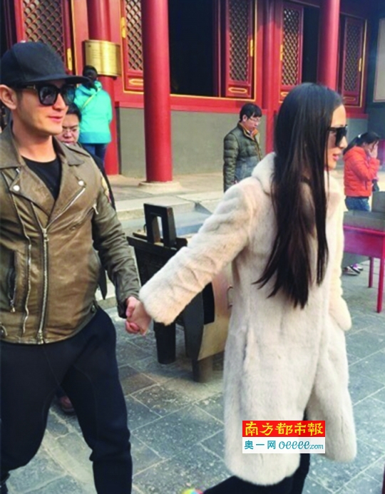 3月14日,angelababy与黄晓明回北京牵手逛雍和宫过白色