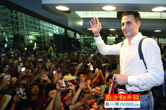 卡纳瓦罗昨离开中国 上千恒大球迷机场送行_要