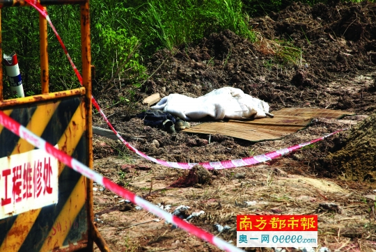 广州白云市政工程发生事故 疑工地塌方一工人