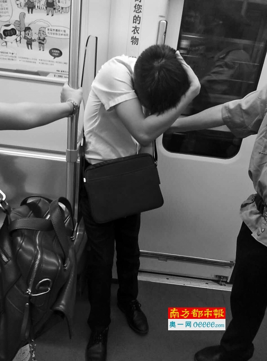 广州变态男地铁站猥亵女子 衣服沾不明液体