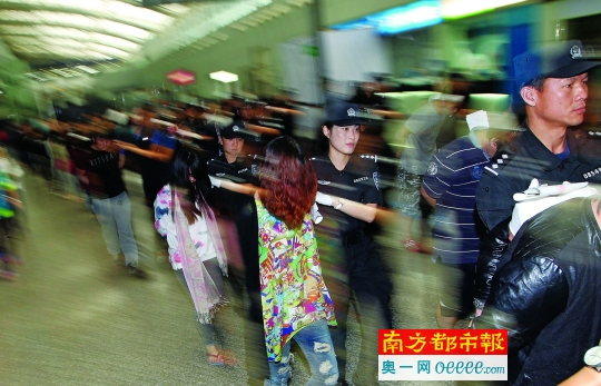 广东警方跨国押回39名电信诈骗犯:机上餐饮不