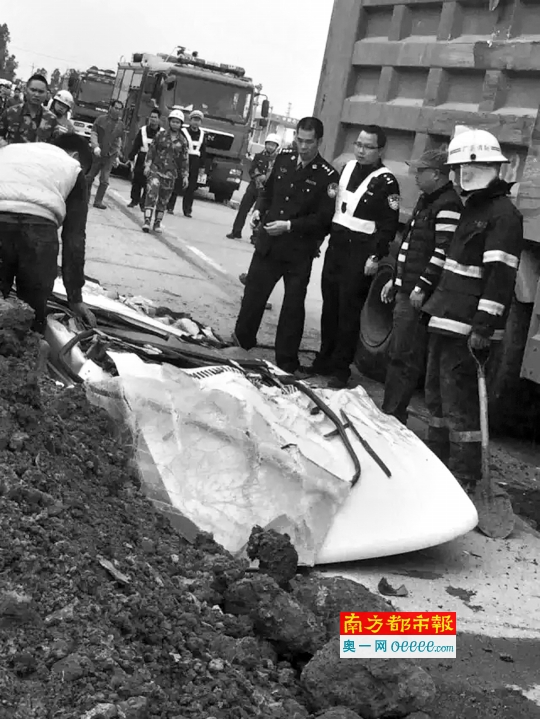 湛江一拖泥大货车侧翻压扁小车 驾校教练与3学