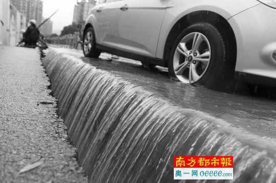 广州怡新路雨中出现50米地裂 裂缝处形成小瀑