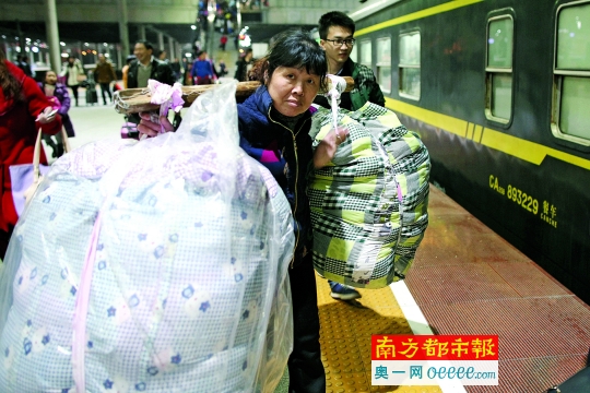 深圳男子搭最早班公交也没赶上高铁 快急哭了