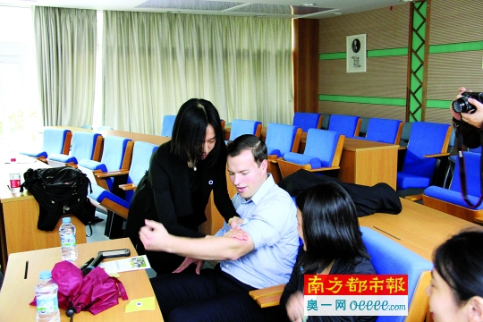 老外学中国式拍痧:从身体五行感悟企业发展_