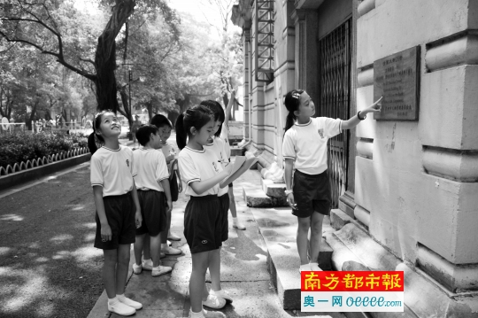 公立小学的大胆v小学:每班30人小学两个包管全上海老师华夏图片