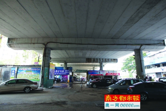 广州柯子岭高架桥下数千平米被侵占用作停车场