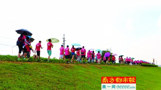 5000多市民徒步贤鲁岛 感受美景奉献爱心