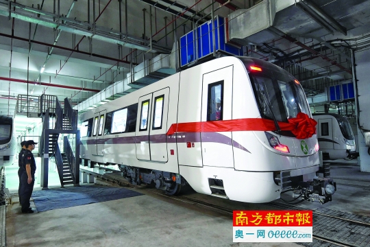 2016年5月8日,深圳地铁九号线列车做好开始热滑的准备.