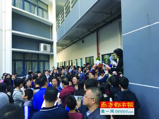 12月10日,华杯赛考点之一的深圳耀华实验中学