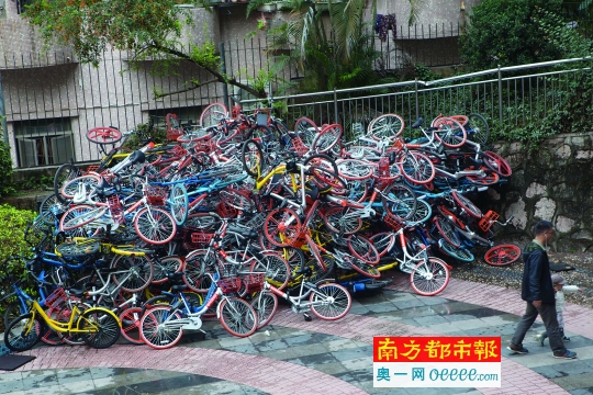 数百辆共享单车被堆成山 小蓝单车称属刻意破