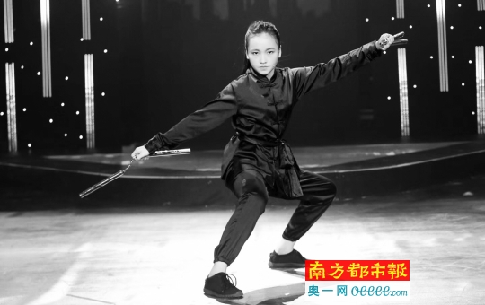 叶苑馨在表演双节棍.受访者供图图片
