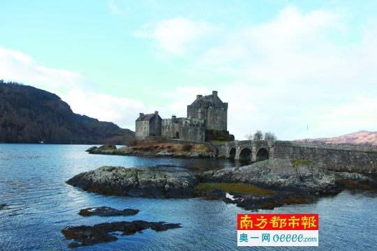 伫立在湖中的爱莲朵娜堡。南都记者 龙涛 摄