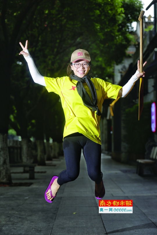 李蕴欣 年龄:31岁 职业:全职妈妈 昔日,每逢端午听到鼓声和炮仗声,都会冲到猎德涌边观看。今年是第一次参加猎 德 女 子 龙 舟队,心情既激动又兴奋,在训练期间也会带着女儿 上 船 体 验 感受。