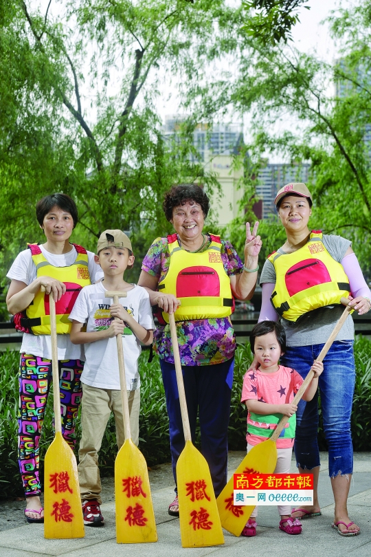 李玉银(左,女儿)年龄:46岁 职业:农民 所在村社:十四社 兴趣爱好广泛,已经是第五次参加龙舟队。扒龙船可以强身健体,也可以发扬一下自己嘅兴趣。因为在猎德这个水乡,不论男女老少个个都识游水,个个都热衷扒龙舟。 梁丽豪(中,妈妈) 年龄:73岁 职业:村民 最后一次参加猎德村女子龙舟队,是在2011年。如今儿子跟儿媳也有参加村里的龙舟队。扒龙舟体现团结一致、拼搏进取精神,促进社区的开心、快乐、友爱,让姐妹们变得开朗、热情、奔放。 张妙红(右,儿媳) 年龄:45岁 职业:个体私营 所在村社:猎德4社 第三次参加龙舟队。“身为一个水乡嘅村民,有幸可以参加本村嘅龙舟队,弘扬龙舟精神,倍感自豪同埋骄傲。”