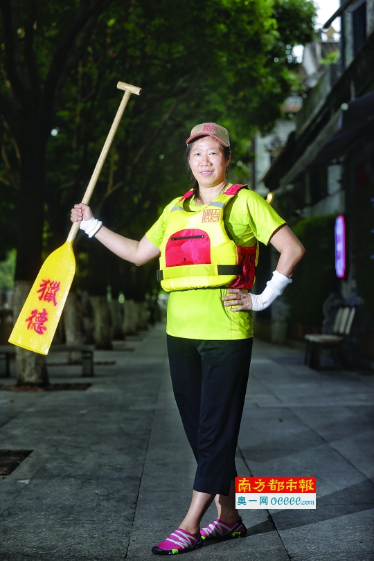 李丽嫦 年龄:48岁 职业:家政 所在村社:猎德三社 第一次参加龙舟队。弘扬女子龙舟文化,全神贯注听指挥,凝聚团结得胜利。