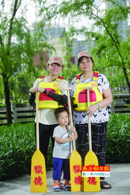 李曼兴 (右,母亲) 年龄:63岁 所在村社:6社 第4次或5次参加龙舟队。扒龙船,志在参与。众人同心协力,很高兴。 刘嘉雯 (左,女儿) 年龄:31岁 职业:全职妈妈 今年是第3次参加龙舟队。传承龙舟传统文化,不分性别,不分年龄,给孩子做个好榜样!