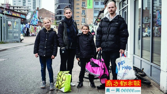 托马斯一家四口。