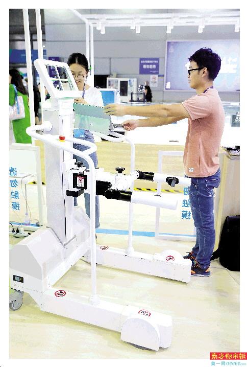昨日,深圳会展中心,即将在高交会上展没的下肢康复机器人。