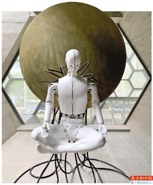 艺术家林万山作品机器人装置《耕魂乙》。