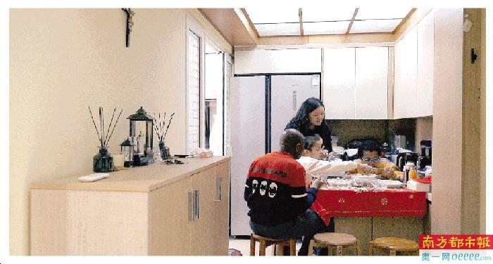 UC一家人在家享用“全饺宴”。