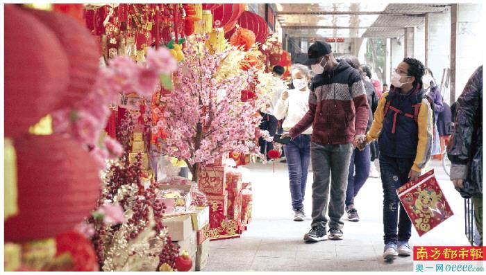 UC带全家到广州一德路逛街买年货。