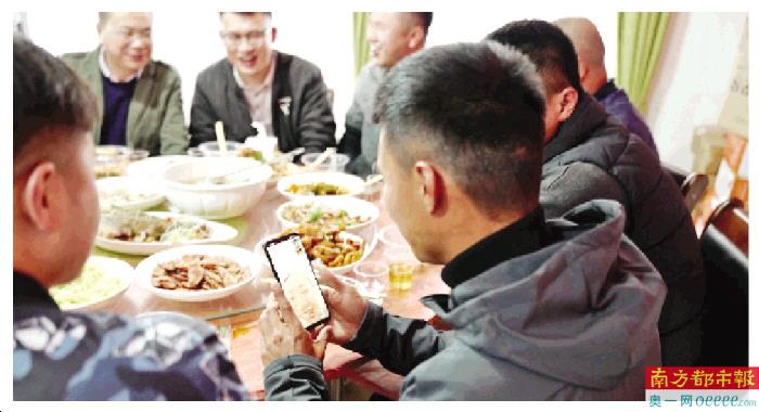 项目三期扩建工程工地年夜饭现场,中国华西项目部工友和妻子正在视频。