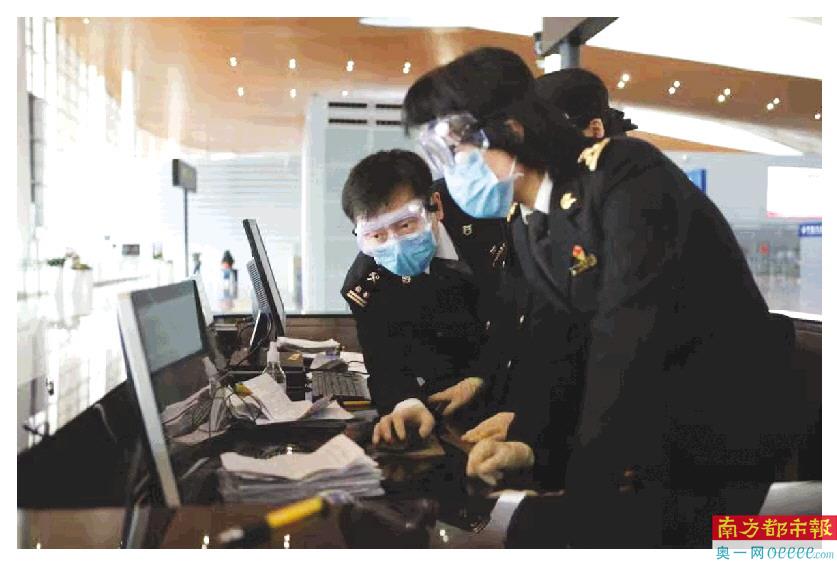 港珠澳大桥海关“青年突击队”队员王敦韬与同事在岗位上。