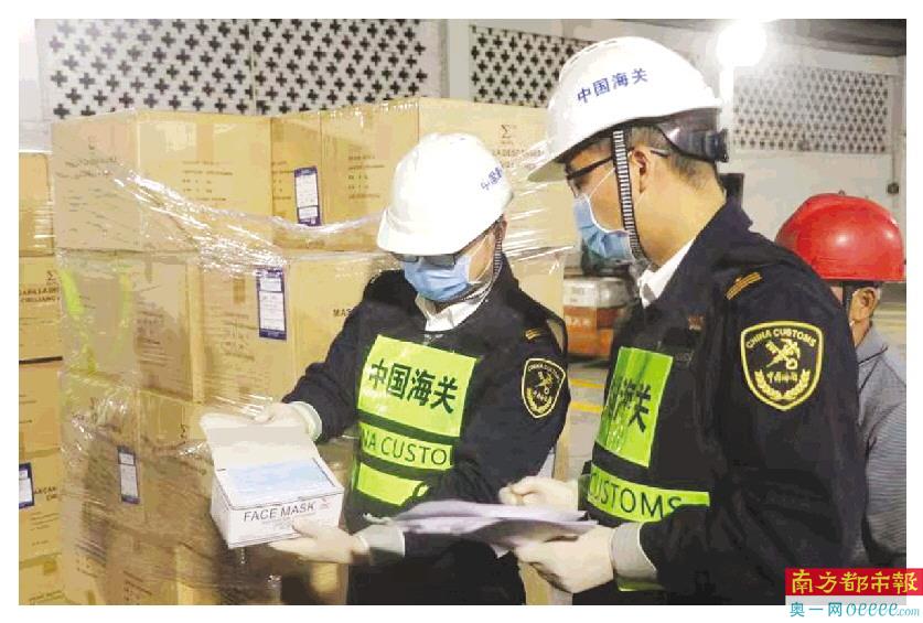 海关关员快速验放进口口罩。