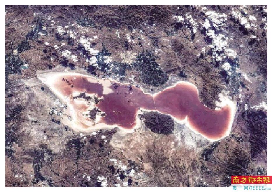 世界第二大咸水湖乌鲁米耶湖,位于伊朗境内。 航天员 刘伯明 摄