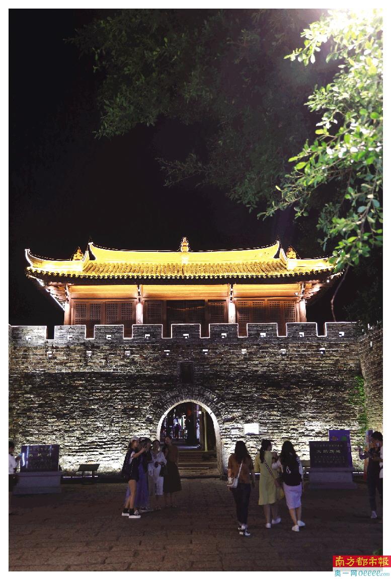 5. 大鹏古城南门城楼夜景。