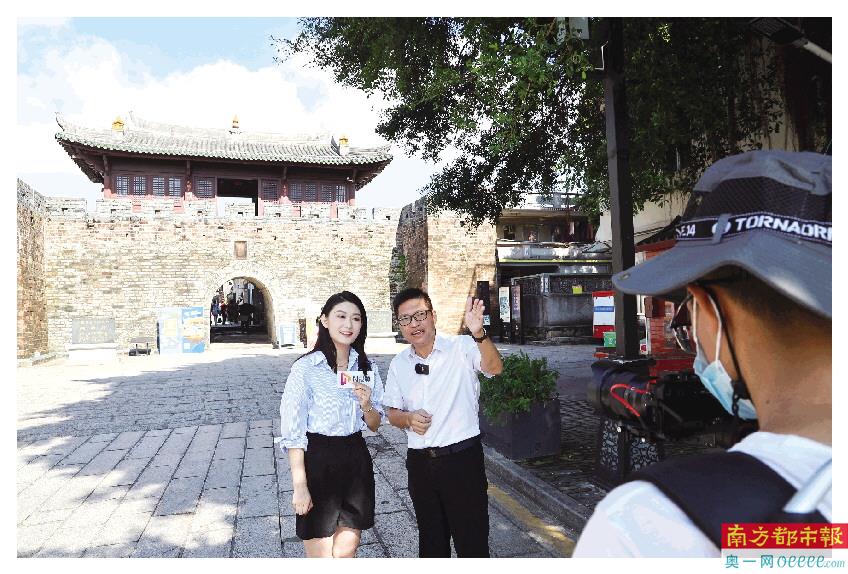 4. 大鹏古城博物馆馆长黄文德(右)接受南都记者采访。