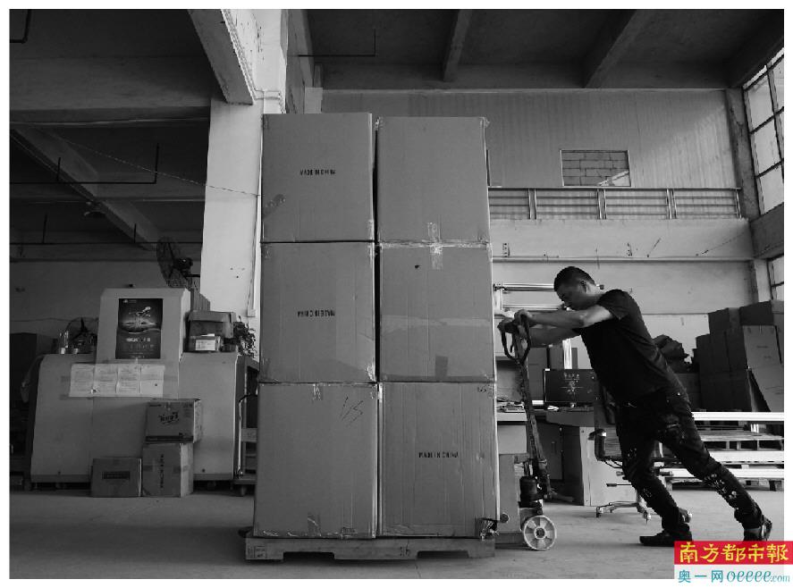 属于下十围村的“双十一”时刻。忙碌中的物流人。