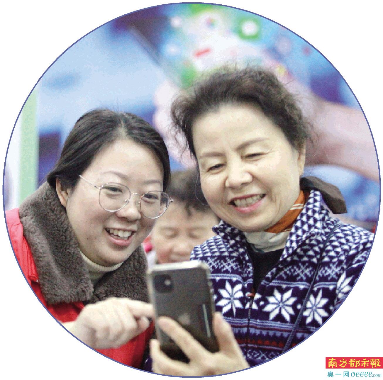 志愿者在教居民使用智能手机。