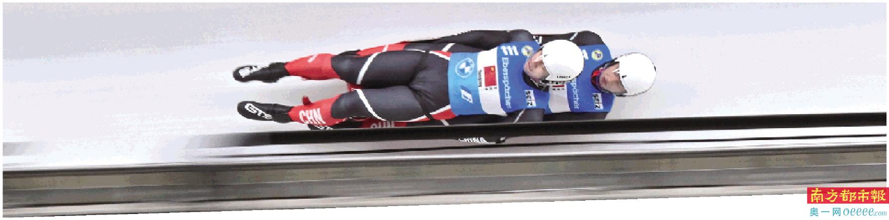 去年11月,彭俊越(右)和黄叶波在“相约北京”国际雪橇联合会雪橇世界杯比赛中。