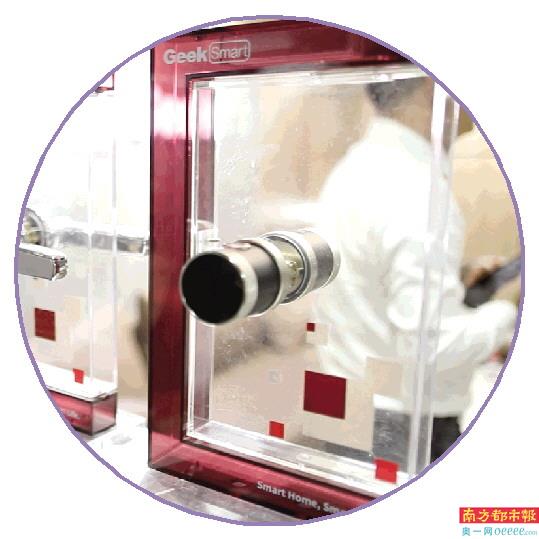 2. 集钥匙、指纹和密码多种解锁方式于一体的智能门锁。