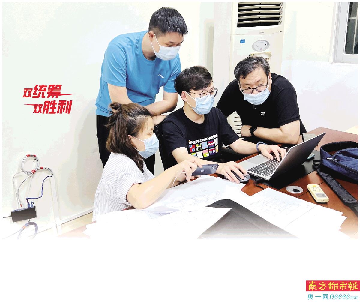 社区设计师在绘制核酸采样点的流线图。