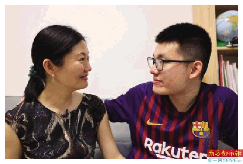 森森和卢莹打电话时,经常会说“妈妈我爱你”。