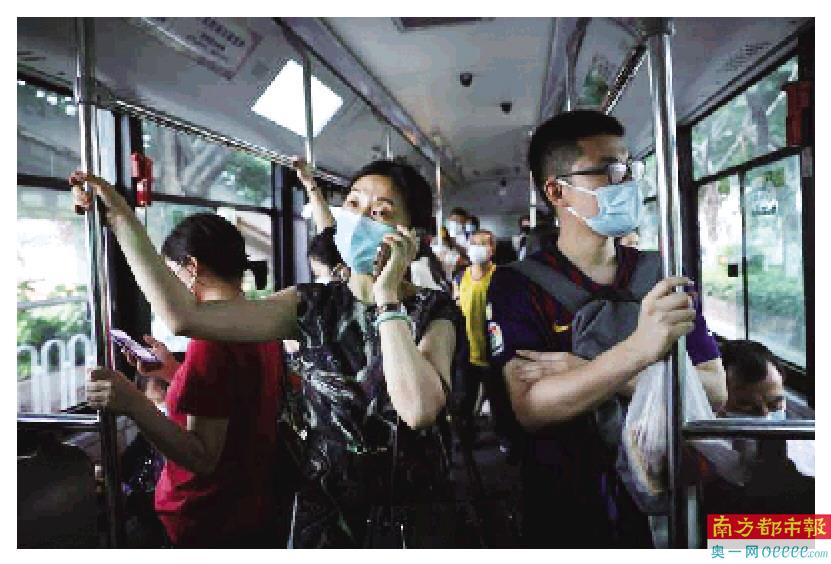 卢莹和森森在回家的公交车上。