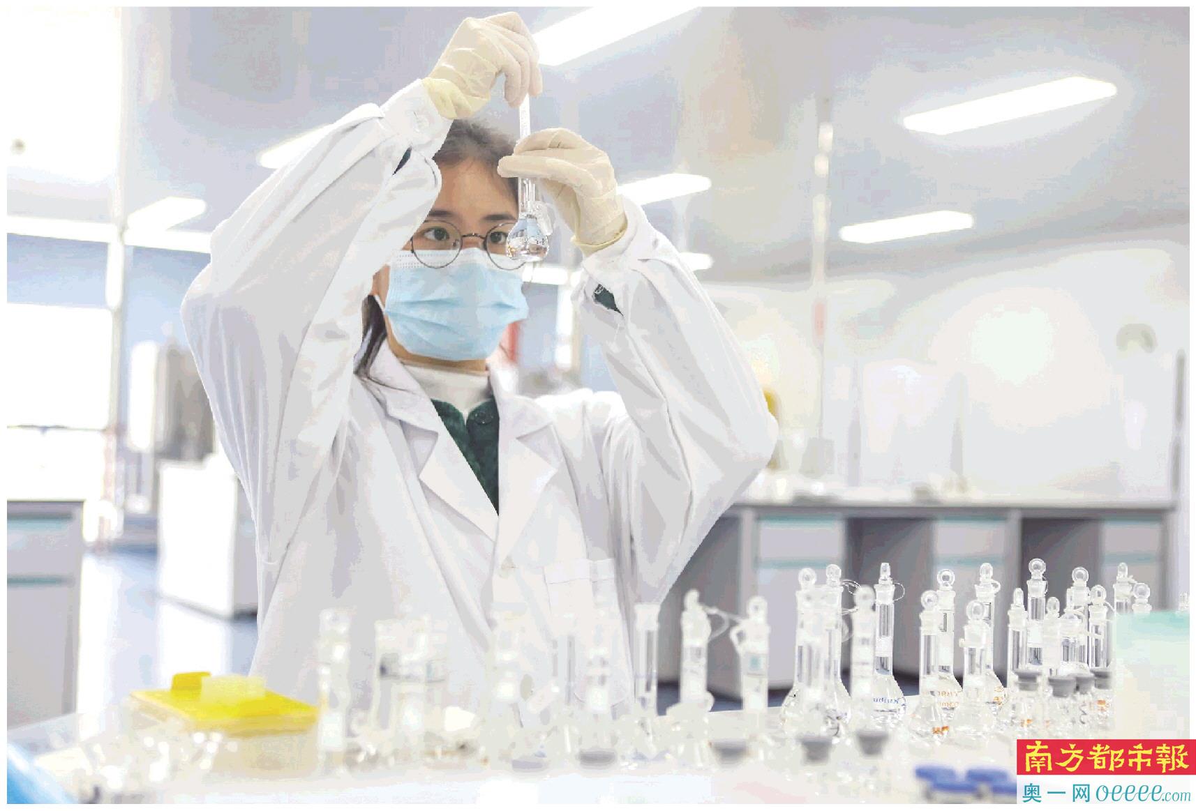 深圳国家高新区坪山园区,科研人员在进行实验。 南方日报记者 朱洪波 摄