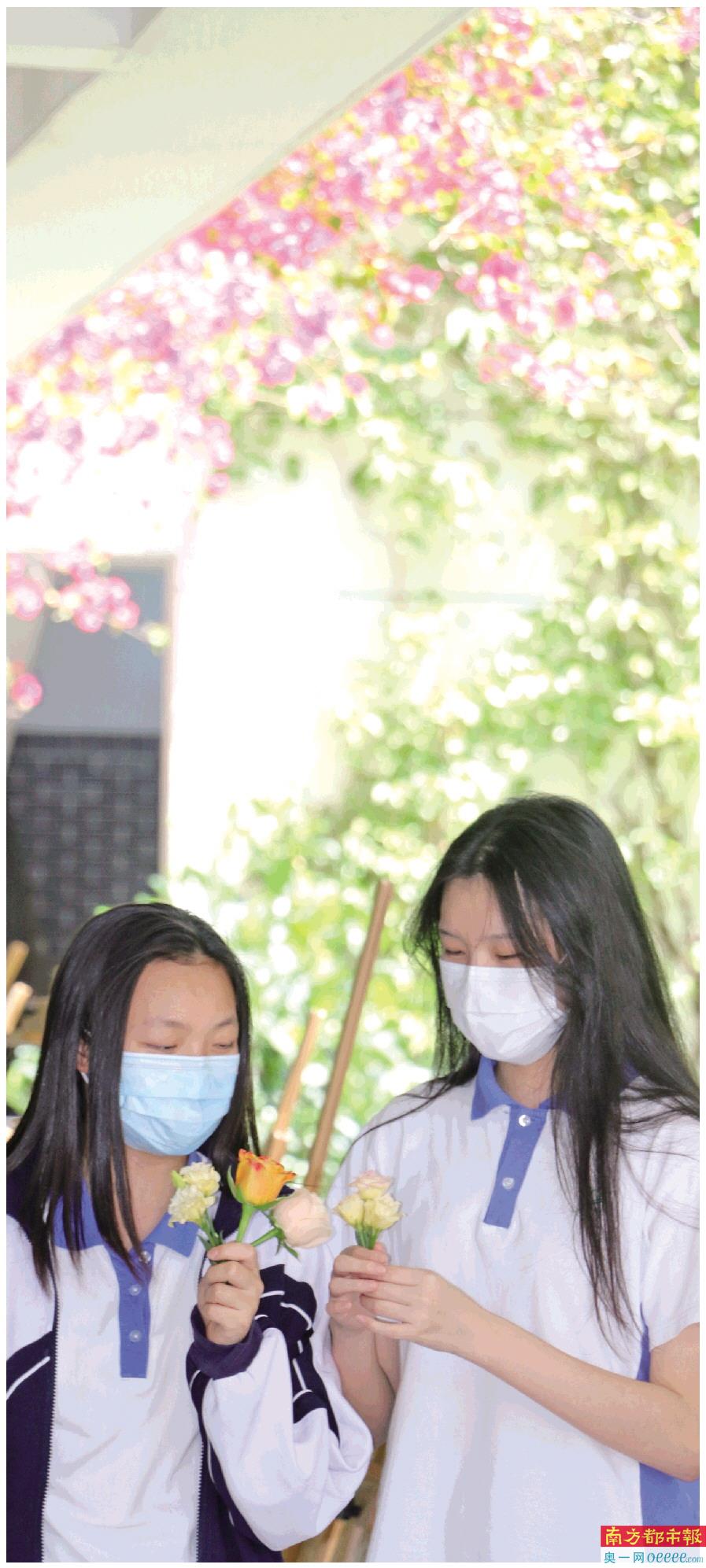 深大附中学生拍摄口罩花留作纪念。