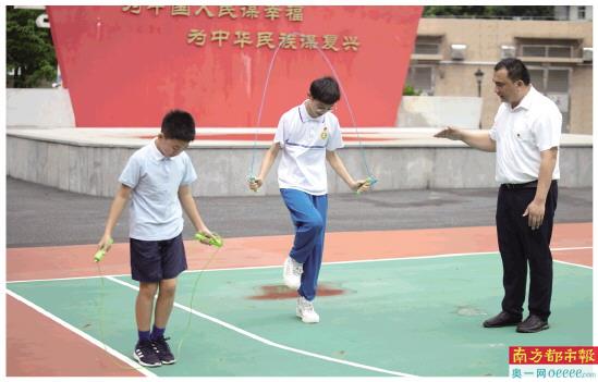 谈话结束后,赖宣治教授两位少年跳绳技巧。