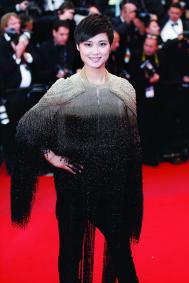 《一夜惊喜》首映 范冰冰吻导演胸部赞