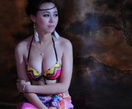 王菲离婚后戴口罩抵首都机场 面容憔悴