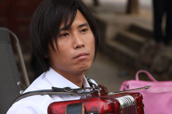 剧版《钢的琴》热播 李乃文长发文艺范十足(图)